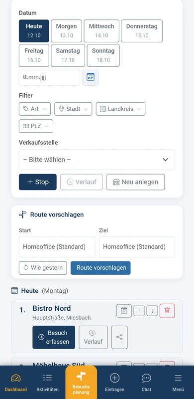 Aktions Tracker auf dem Smartphone: Besuchsplanung mit Datumsauswahl, Filtern, Routenvorschlag und der ersten Station für heute samt „Besuch erfassen“ und „Verlauf“
